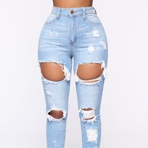 FASHION NOVA DISTRESSED “DRAMA JEANS”